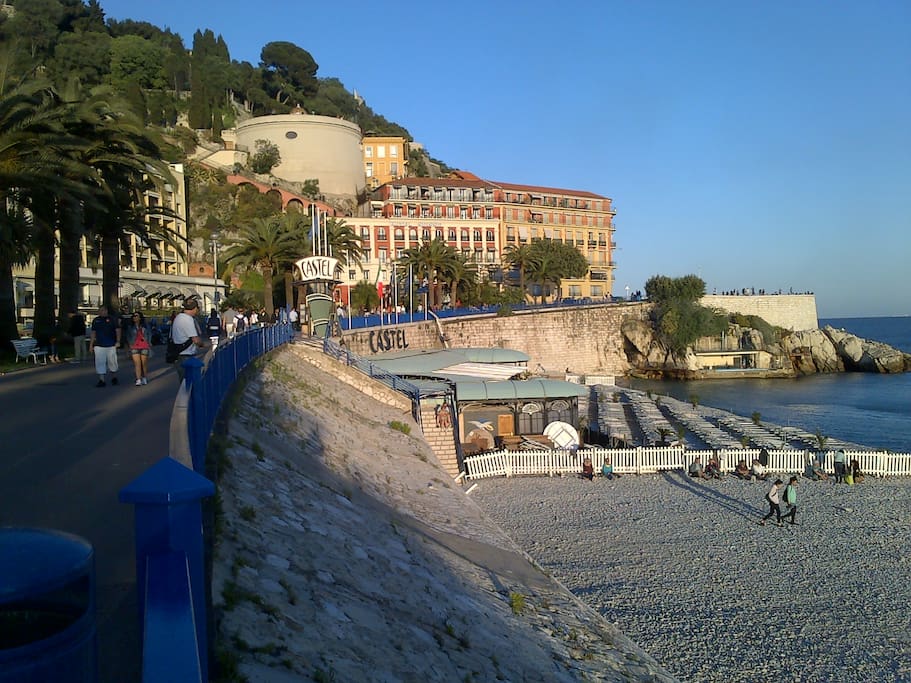 Beach
/Promenade des anglais at 15 min walk