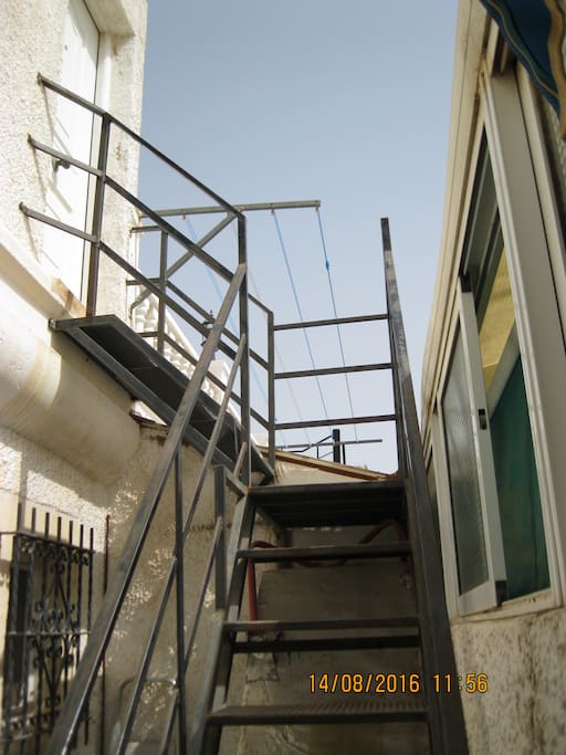 Escalera de acceso al apartamento.