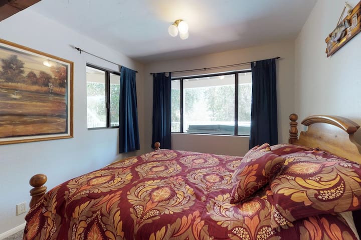 Chumba cha kulala cha ghorofa ya chini #4. Vyumba vyote sasa vina mashuka yote meupe yenye ubora wa hoteli. Kitanda cha malkia. 