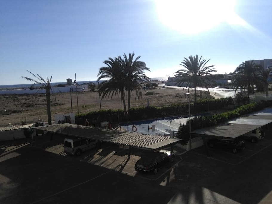 Vista desde la,terraza a la piscina y al aparcamiento
