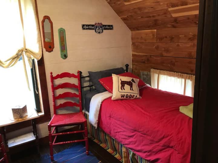 Bunkroom - one of two twin beds