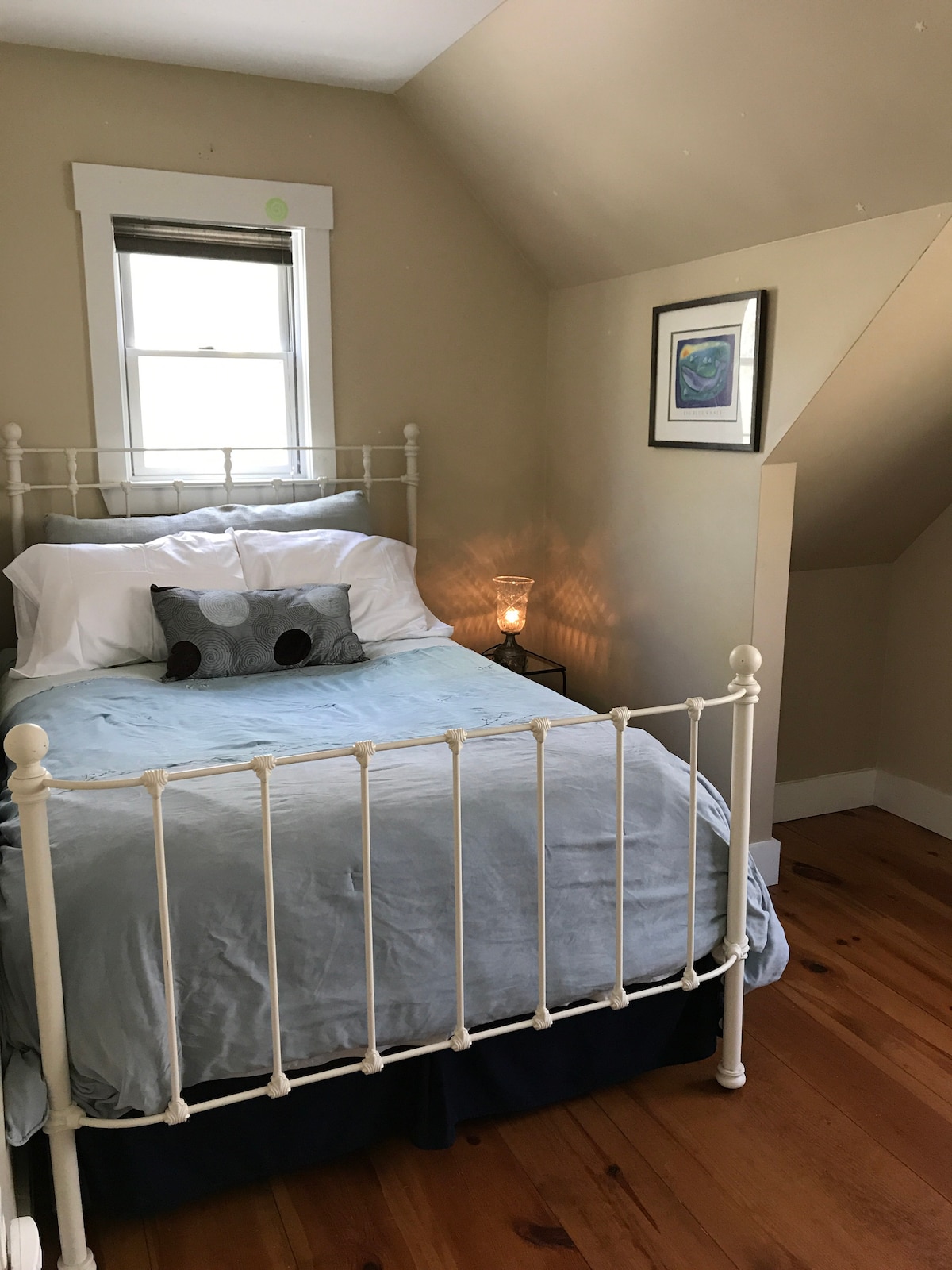 חדר שינה לאורחים עם מיטה בגודל מלא