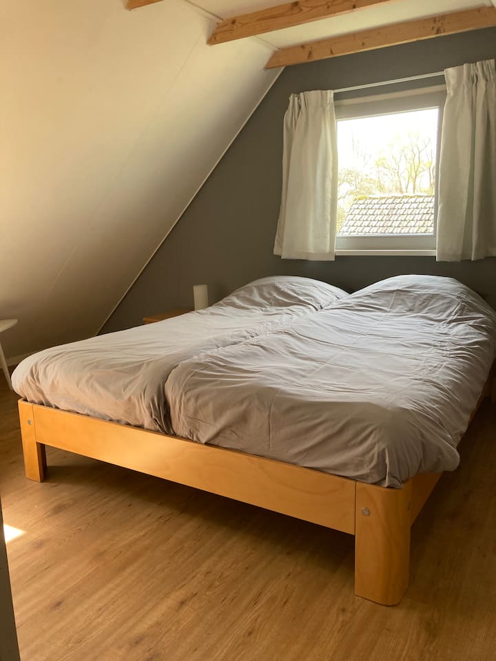 Dhoma kryesore e gjumit me krevat Auronde nga
Auping 