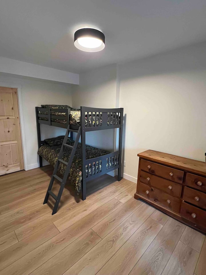 Dormitorio en el sótano (literas individuales)