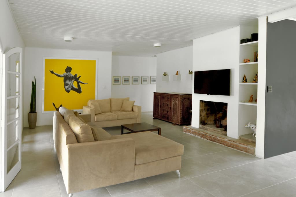 Sala com TV e Internet.