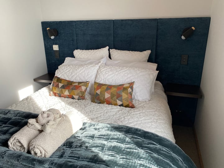 Dormitorio de lujo con todas las guarniciones 
 