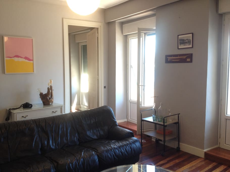 sala de estar, al fondo, puerta al estudio