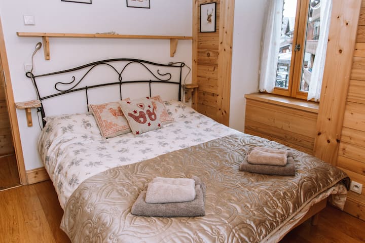 带阳台的加大双人床卧室