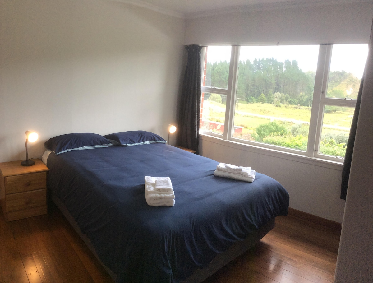 Bračni krevet (širine 150-179 cm), spava