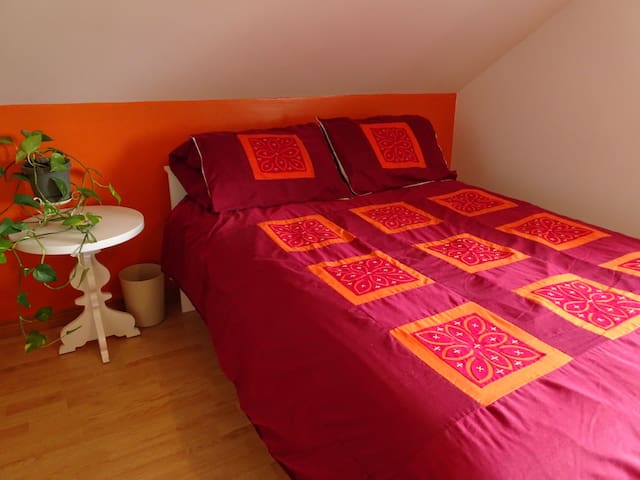Chambre confo dans maison cozy