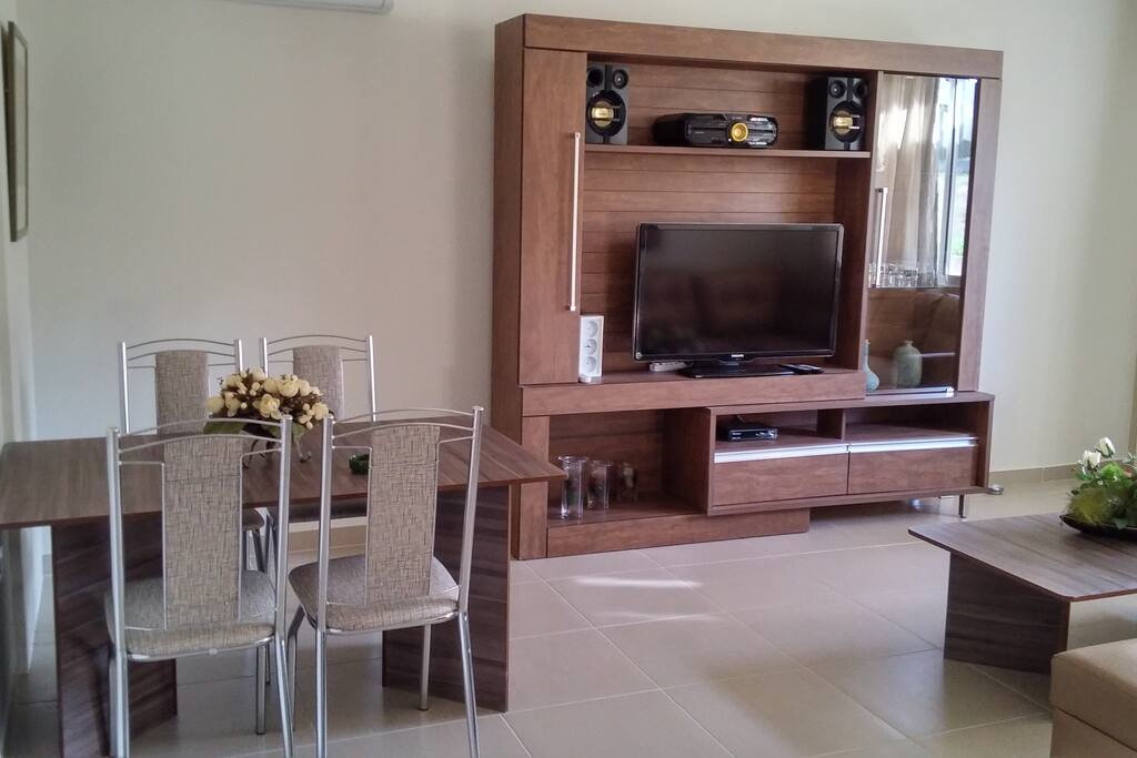 Wohnraum mit Esstisch / Sala com mesa de jantar