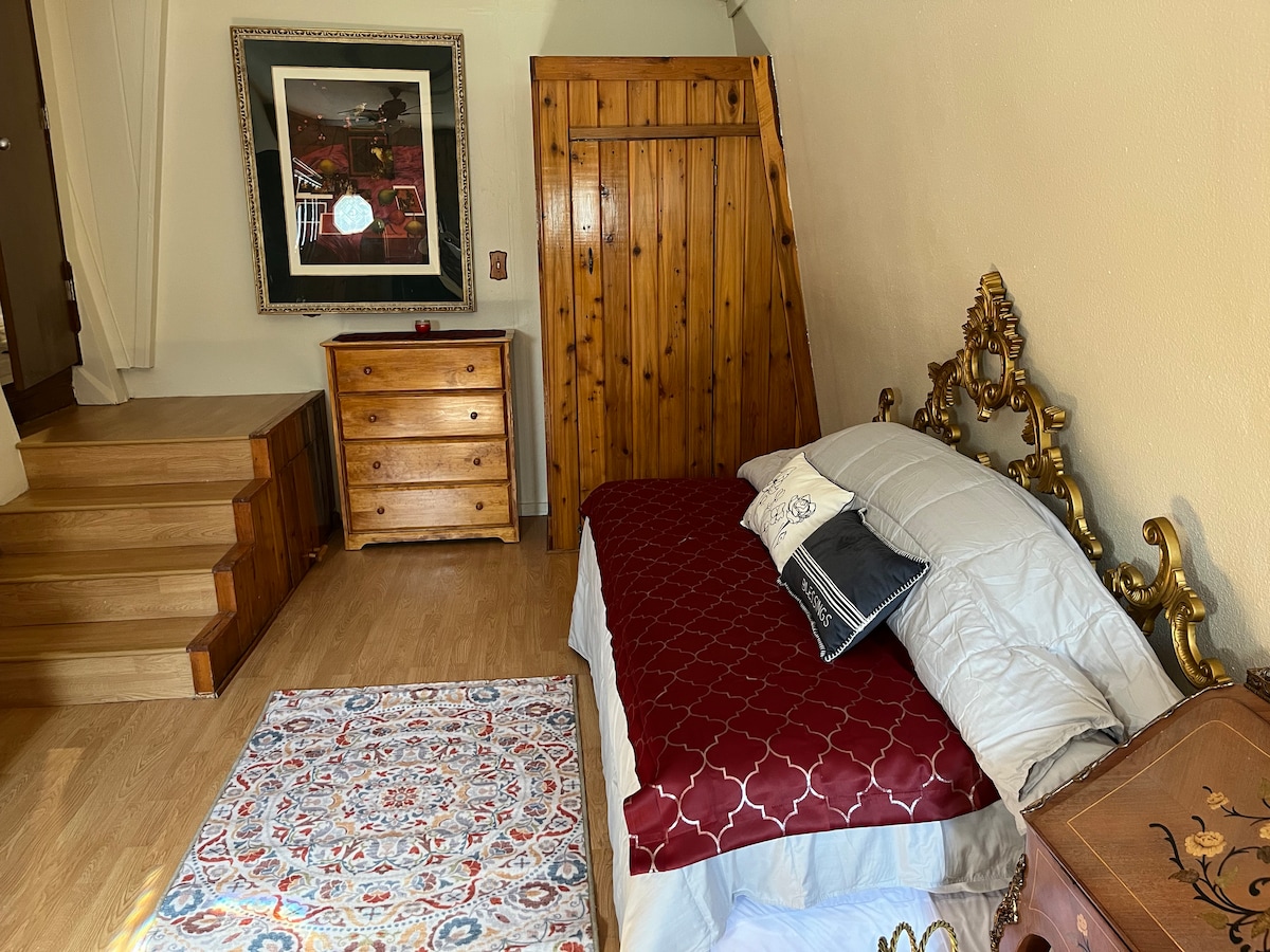 Spálňa na prízemí. Posteľ typu Trundle môže byť prepojená tak, aby vytvorila manželskú posteľ, alebo oddelená a vytvorila dve samostatné postele. Dostatok úložného priestoru. Pracovný krb, vybavenie na cvičenie a písací stôl.
