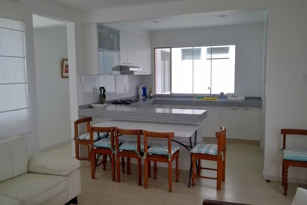 Cocina amoblada e integrada.