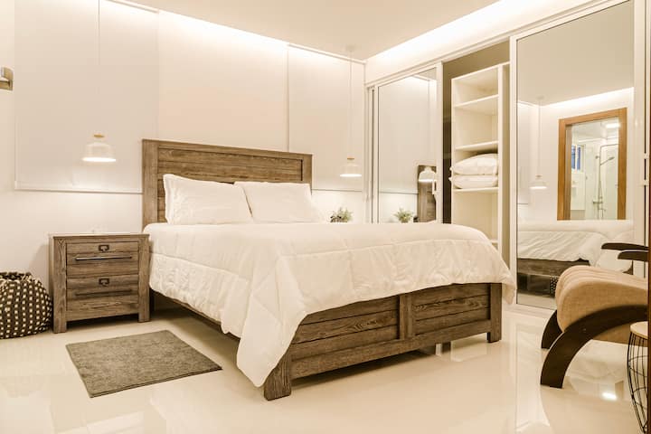 غرفة رئيسية بسرير بحجم كوين - بعرض 1.53 متر (60 بوصة) وطول 2.03 متر (80 بوصة) وخزينة وتلفزيون مقاس 50بوصة وتكييف للهواء ومكواة وحمام خاص.
