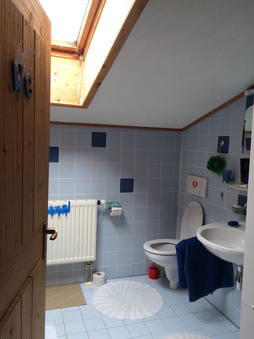 Badezimmer mit Waschbecken, Badewanne inkl. Duschvorhang, WC