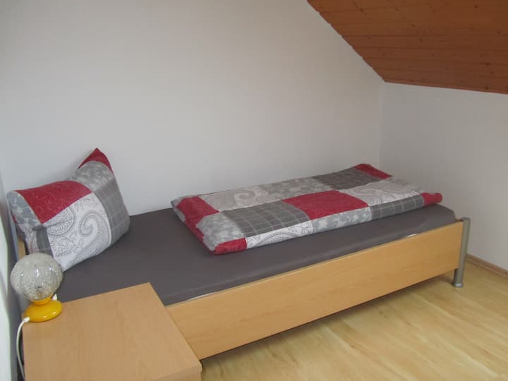 ห้องนอนบนชั้นลอยขนาด 2 x 0.90 เมตร