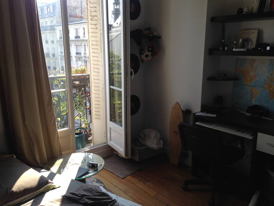 chambre avec bureau et lit double