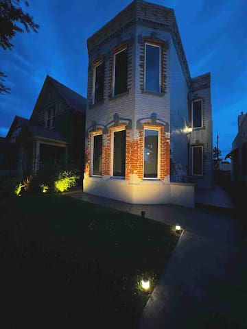 Uptown Castle -City Views- Theater & Arts District gallery image 3