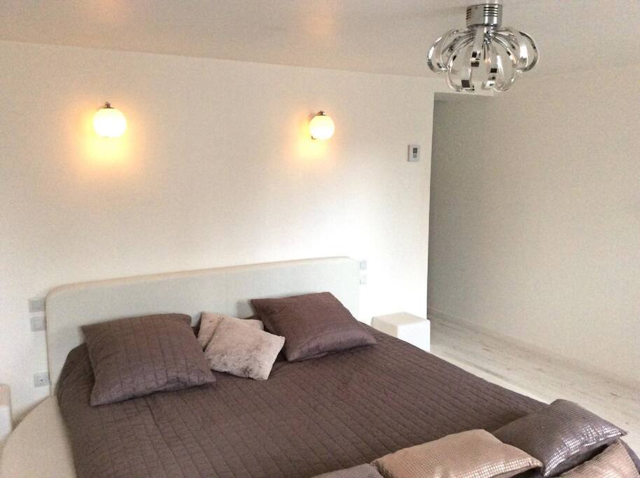 chambre RDC lit 180