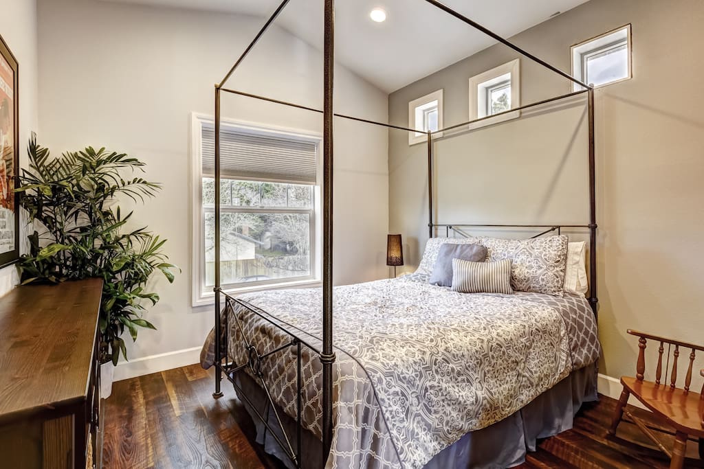 Main bedroom with queen size bed.
