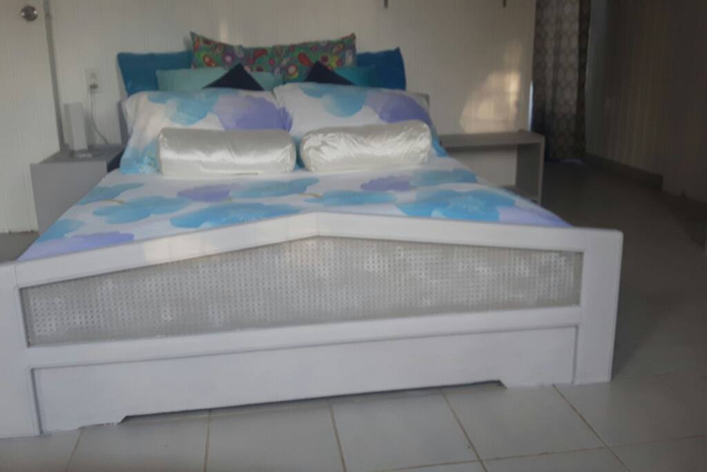 also available as 2 times a 1 person bed instead of 1 queen bed