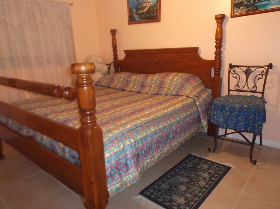 es una cama kin y muy comoda