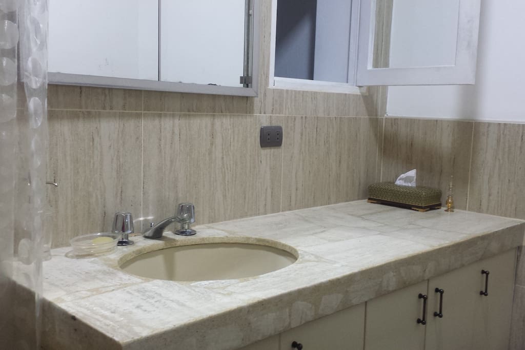 Baño con ducha.