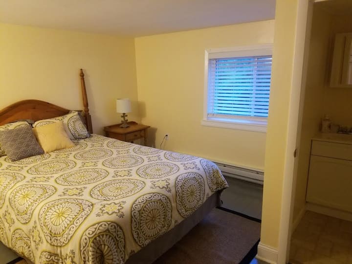 Dormitorio principal con medio baño.