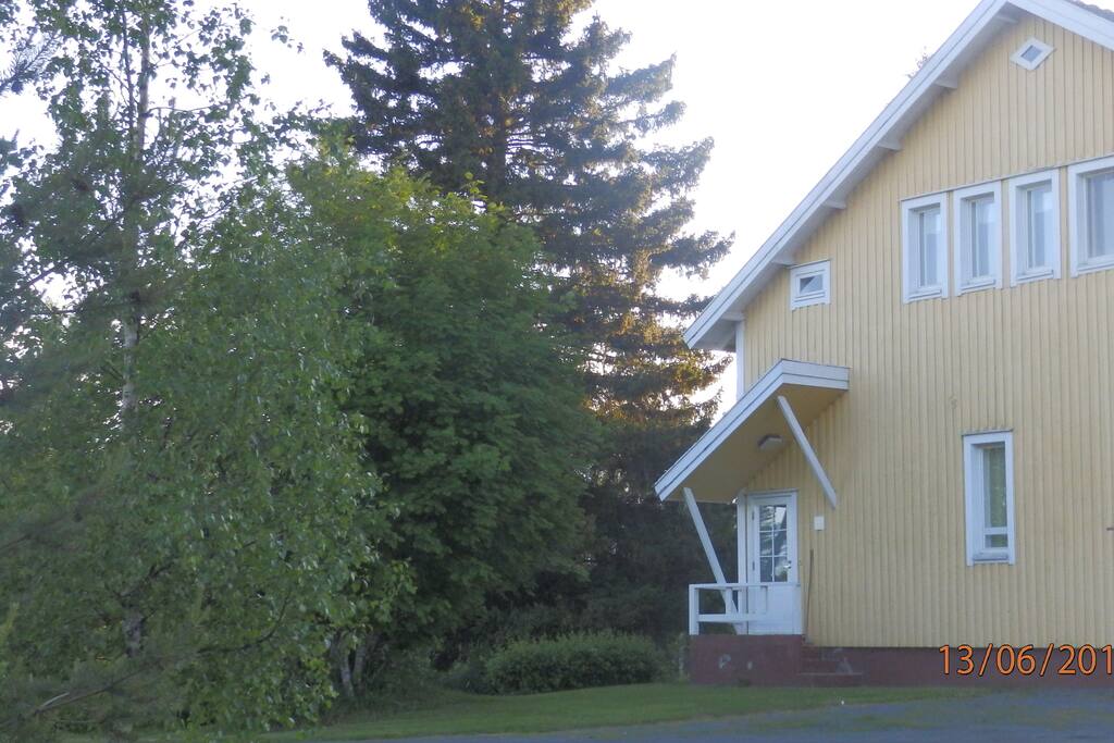 Yläkerran asunnon ikkunat avautuvat Kaakkoon