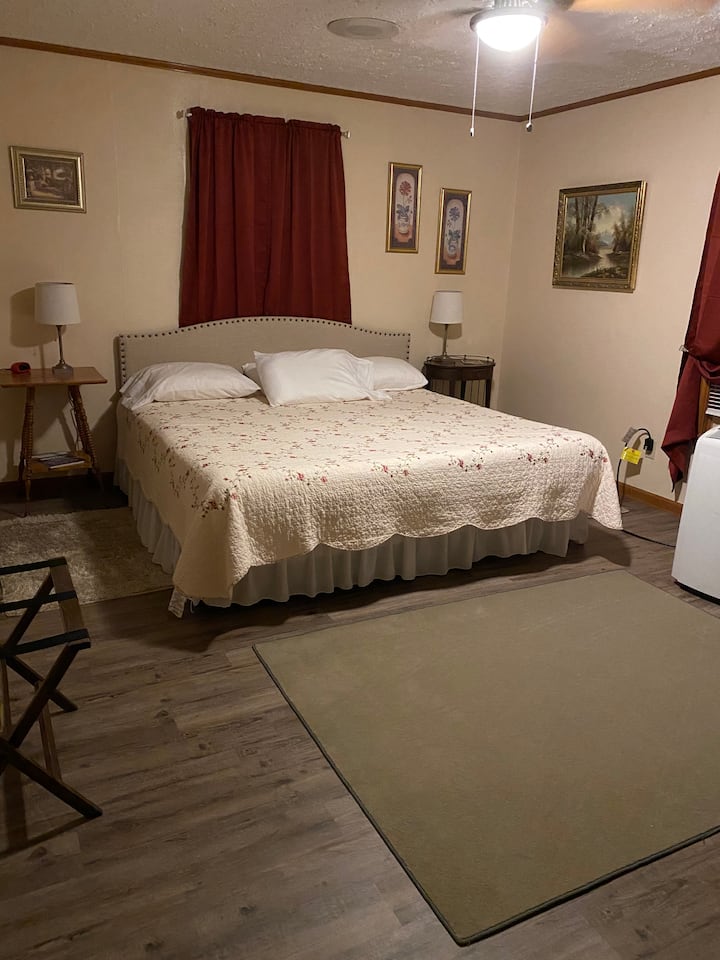 Spálňa s manželskou posteľou a vlastnou kúpeľňou. Izba č.5