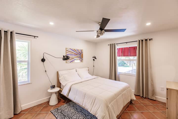 主卧配有套内卫生间和宽敞的衣柜