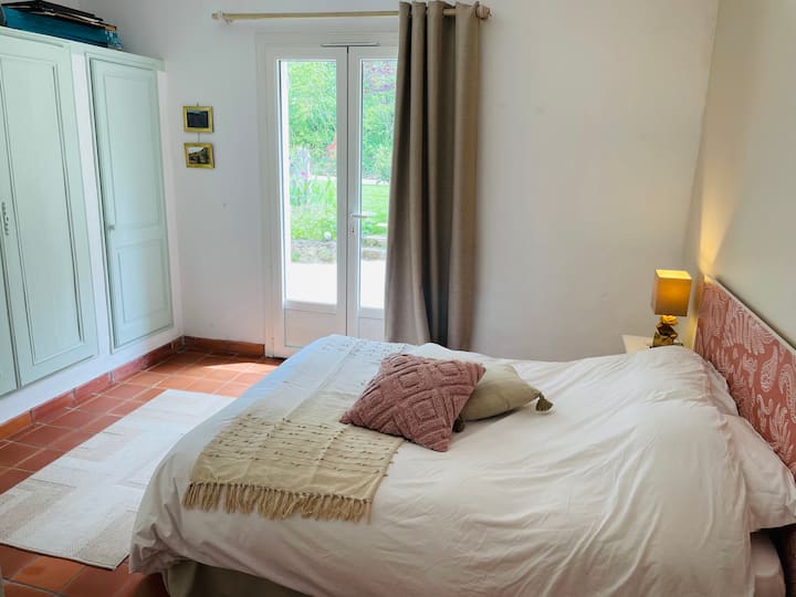 Dormitorio 2 - cama de 140 cm + cuna (con ruedas, se puede mover fácilmente) 