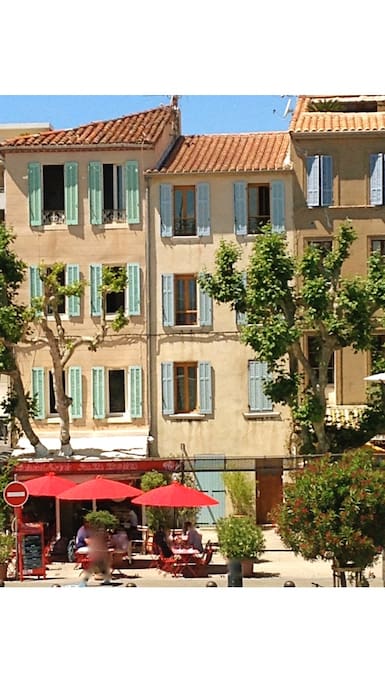 Vue de l'immeuble aux volets verts dans lequel est situé votre logement.