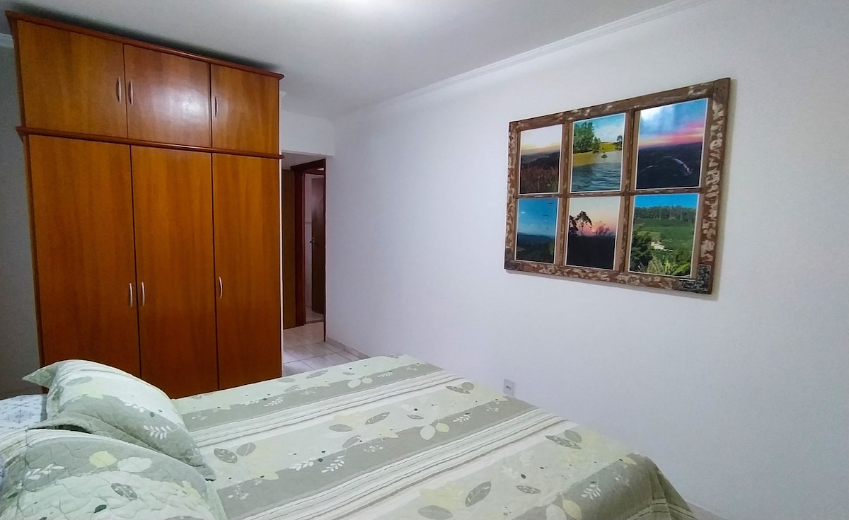 סוויטה, מיטה זוגית וארון בגדים.