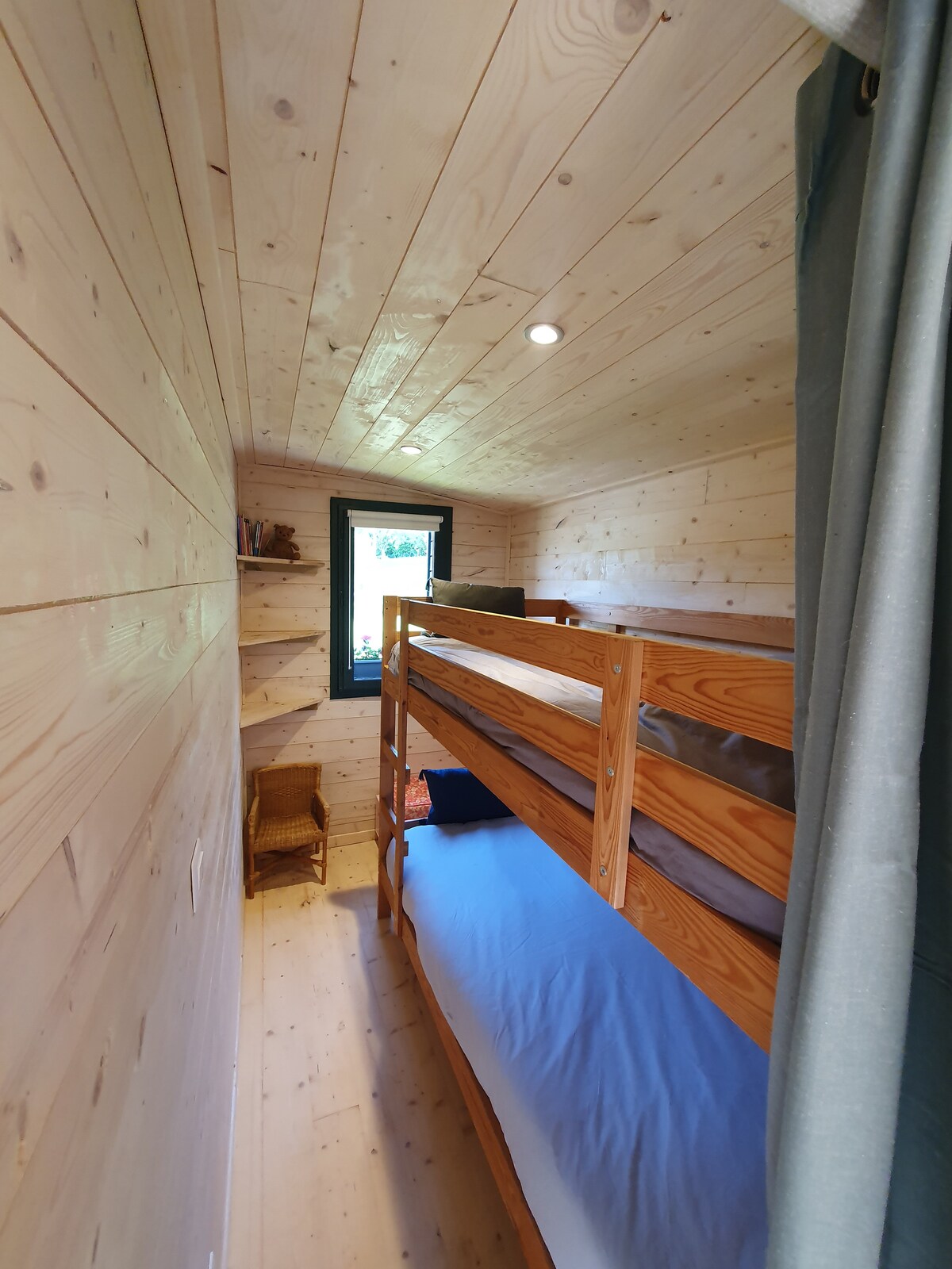 אזור שינה אידיאלי לשני ילדים . מיטת קומתיים. 
כמה ספרים וצעצועים זמינים. 