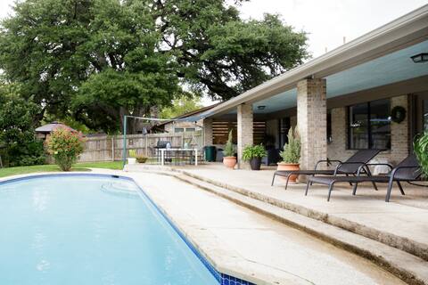 Enjoy View of Creek from Relaxing Poolside Retreat
