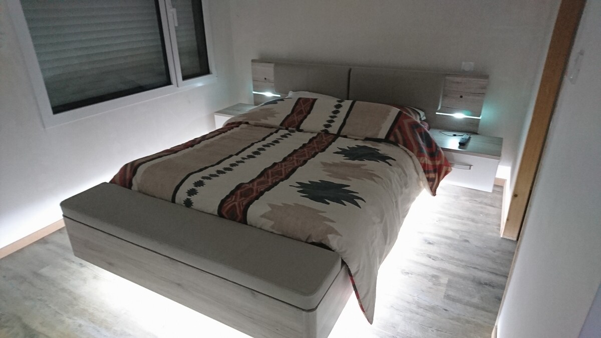 ห้องสวีทหลักพร้อมฝักบัวและห้องแต่งตัว 