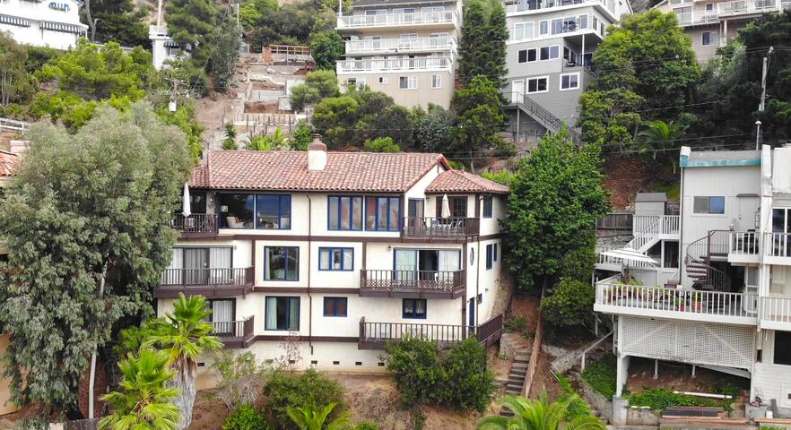 130MT – 4BDR Hill House,VIEWS,Cart, Fireplace,Deck gallery image 2