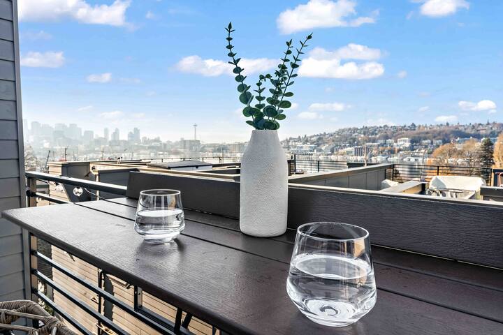 Sunset view of the Space Needle & South Lake Union gallery image 3