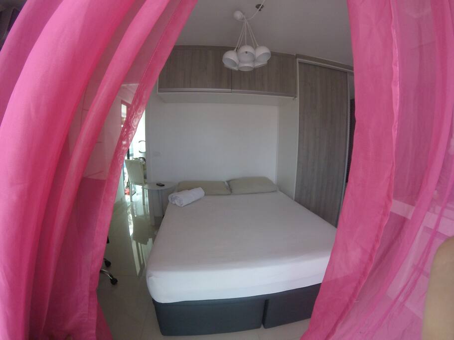 QUARTO 1º:
Essa Suíte Fica no 1º andar do Triplex / 1st Floor Room
Linda e moderna suíte com banheiro todo em vidro, armários e grande varanda privativa e indevassável. Cama Box