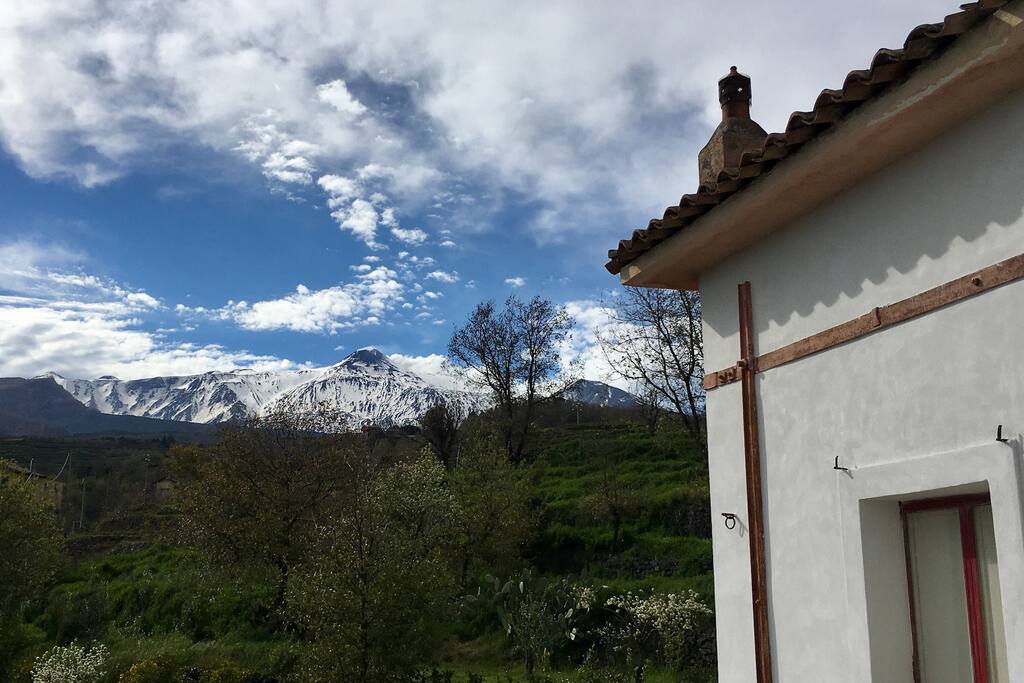 L’Etna in primavera.
Dalla terrazza, si avrà l’impressione di poterla sfiorare.