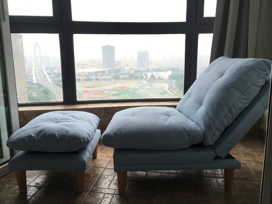 新购置的躺椅 躺在这个位置可以看到摩天轮 下午晒晒太阳 晚上观夜景 非常惬意