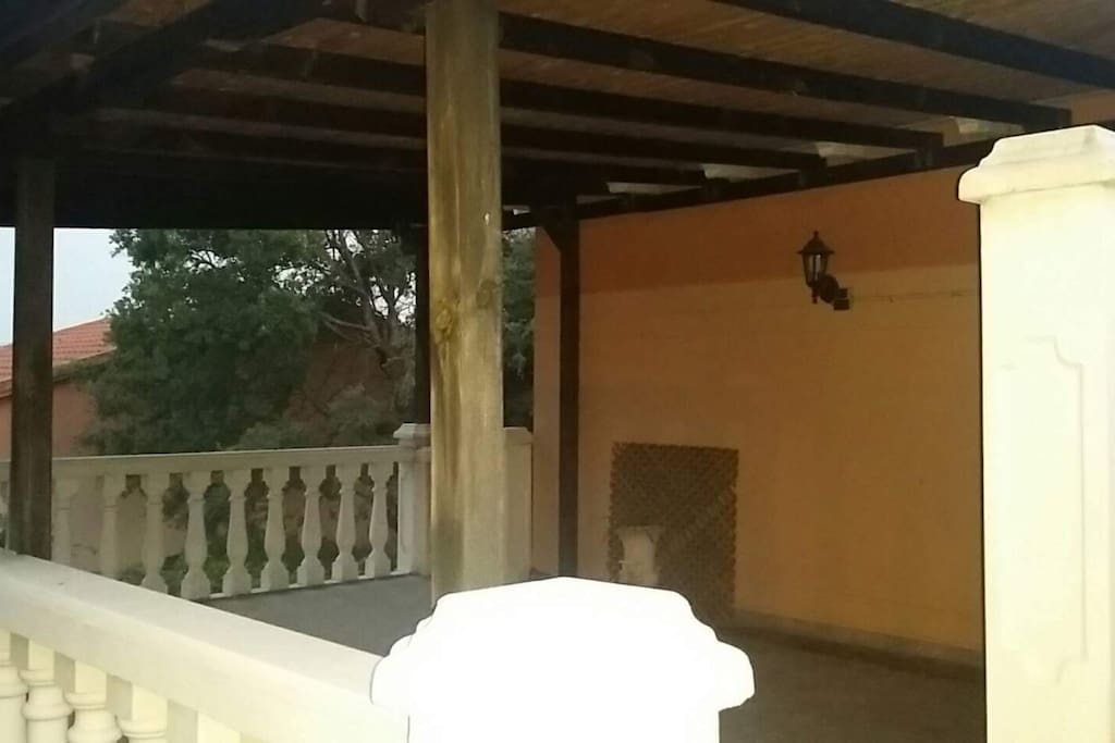 Terraza cubierta con vistas