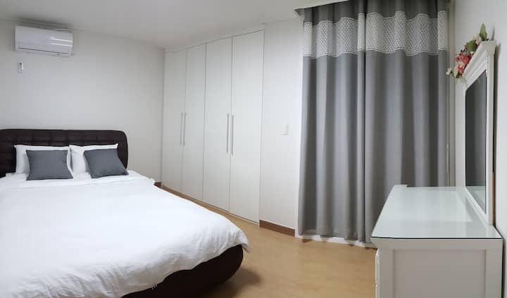 Hoofdslaapkamer op de 2e verdieping (queensize bed en kaptafel)