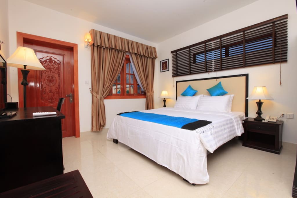 Deluxe Room with Balcony-1King Size Bed