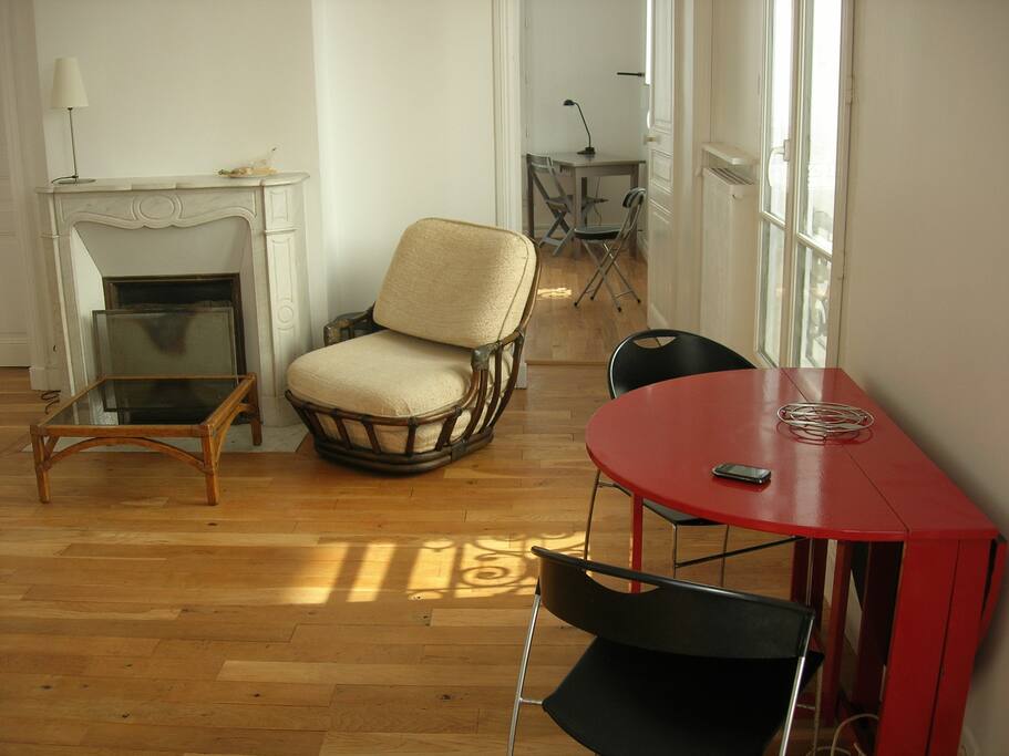 Le salon avec 2 fenêtres
orientées à l'est