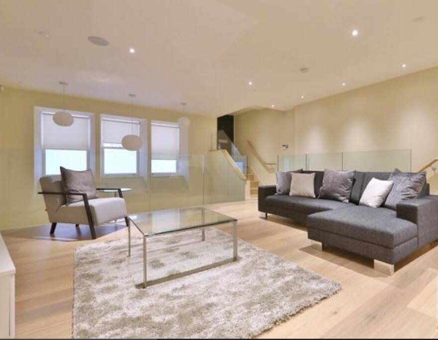 Entry lounge of the street. Large TV. Light dimmers. Temperature controlled throughout.