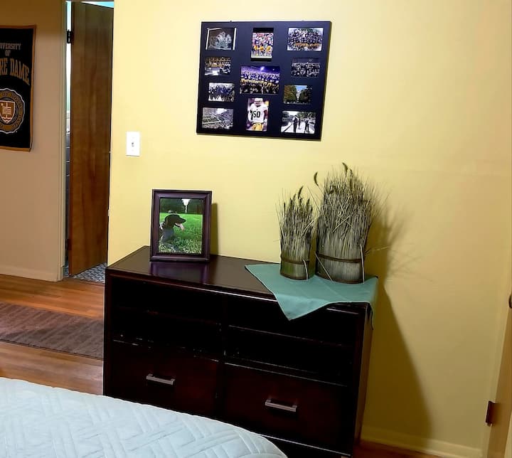 2号卧室-带遮光帘的标准双人床。