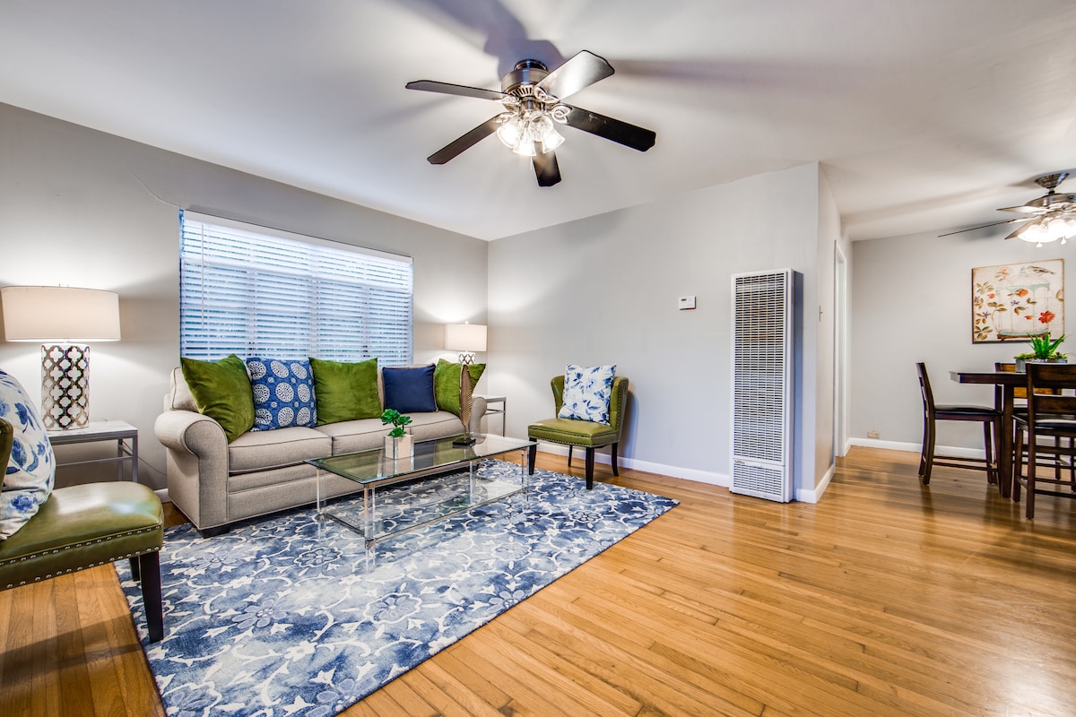 Majte na pamäti sklenený konferenčný stolík v obývacej izbe. Má ostré rohy.