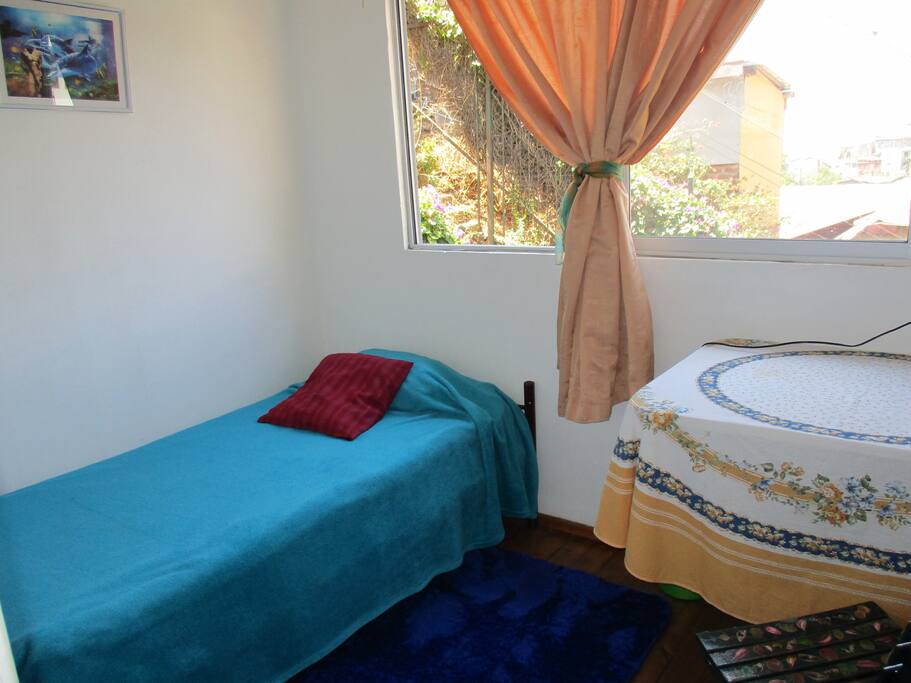 Habitación con una cama, vista al mar